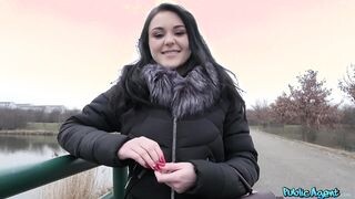 Orosz zsenge csajszi pénzért dug
