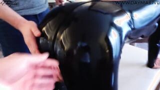 Latex ruhás anyukát hátsó lyukba kefélnek