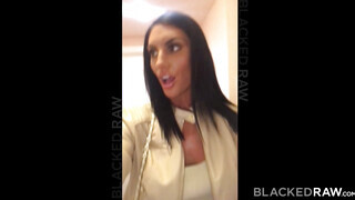 August Ames muffját barna srác dugja