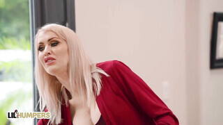 Katie Monroe kúrel a nevelő fiával