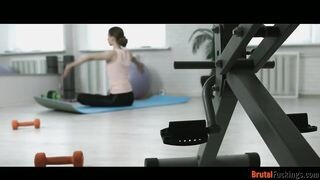 Jogázó tinédzser sunát kamatyol análba az edő
