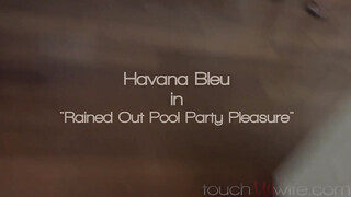 Havana Bleu várja a gigantikus falloszt