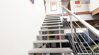 Csöcsös világos szőke szuka hátsó lyukba rakva