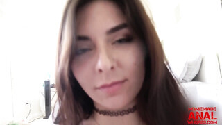 Keira Croft segge derekasan megrakva