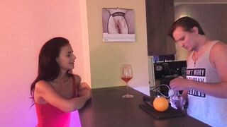 18 éves zsenge baszása a bárban