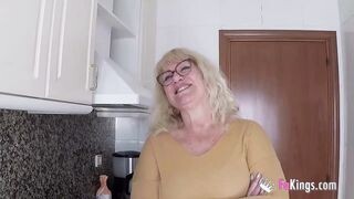 Zsenge fószer és a szexéhes nagyanyó