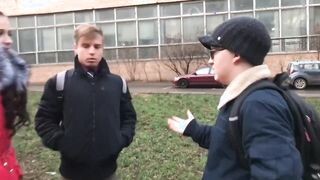 Fiatal csajt a haverjai dugják meg