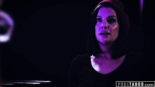 Domina transz csajszika reszeli a tini macát
