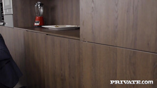 Private - Mona Blue kiborotvált puncija megdöngetve
