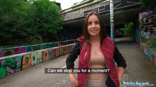 Public Agent - Jenna J Ross a híd alatt reszel