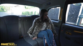 Fake Taxi - Jessy Jey a hátsó ülésen kupakol