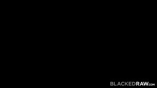 BlackedRaw - Oxana Chic zsenge csajszi rábukik a faszra