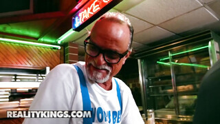 Reality Kings - Sadie Pop a cafka tinédzser csaj