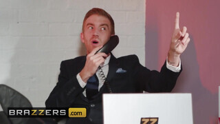 Brazzers - Lucia Love termetes farkat kap az irodában