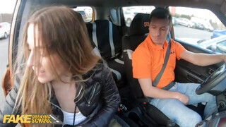 Fake Driving School - Eveline Dellai lovagol a jogsi oktató hímtagján