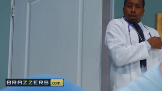 Brazzers - Nina Dee popókáját a doktor döngeti