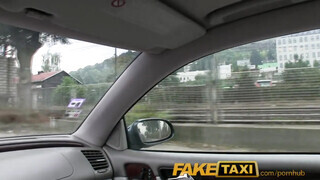 FakeTaxi - Samantha Jolie orálozza a taxist