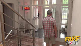 Fake Hostel - Tinédzser turista nőci punciba kurelva