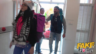 Fake Hostel - Latina maca a palija előtt dug