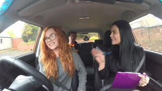 Fake Driving School - kicsike vörös bige eltereli az oktató figyelmét