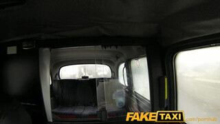 FakeTaxi - tetkós gádzsi megkettyintve a hátsó ülésen