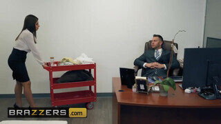 Brazzers - Ella Knox az óriás tőgyes spanyol bige