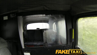 FakeTaxi félénk szuka extra pénzt szerez