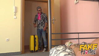 Fake Hostel szűk pinájú olasz bige és dupla kukac