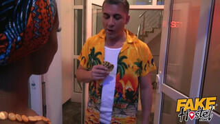 Fake Hostel afrikai pipi és egy latina nuni közösen