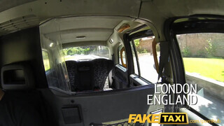 FakeTaxi amerikai félvér szuka hancúrozni akar
