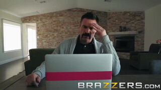 Brazzers - a kicsike ártatlan fiatal idősebb pélót kíván