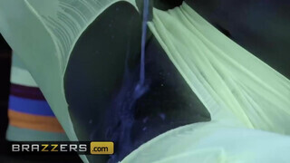 Brazzers - az ázsiai Kendra Spade jó termetes kukacot talál