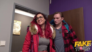 Zsenge bige kikezd a szobatársával - Fake Hostel