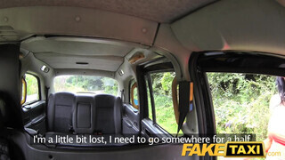 FakeTaxi piercinges lány a motorháztetőn is kufircol