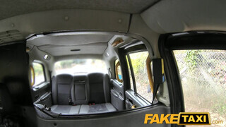 Fake Taxi kifestett csajszi kielégíti a sofőrt