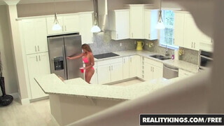 Reality Kings - a latinos latin Bianka termetes segge megkettyintve