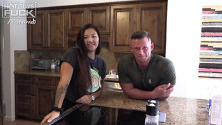 Hot guys fuck - pufi faszi legyalázza a pici thai nőcit