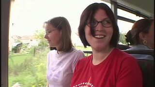 Laura Lion ánuszát a buszon reszelik