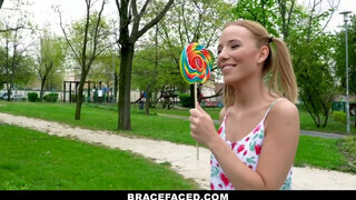 BraceFaced - foncsikos és fogszabályzós zsenge csajszi