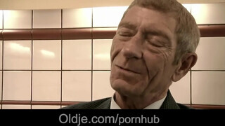 Magyar pornós lány kupakol koros pacákkal - Oldje
