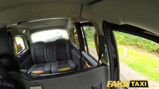 Fake Taxi - Hatalmas keblű milf megkettyintve a hátsó ülésen