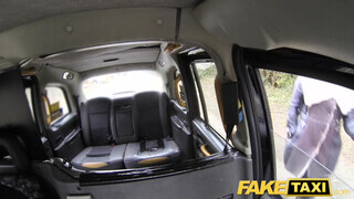 Kitetovált ribancok hátsó lyukba kurelva - Fake Taxi