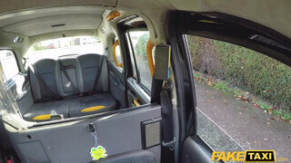 Phoenix Madina kinyalja a taxis popóját - Fake Taxi