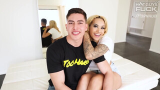 Hot Guys Fuck - Latina hapsi és a világos szőke barátnője hancuroznak