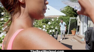 TheRealWorkout - fekete szenvedélyes fitness vlogger videója