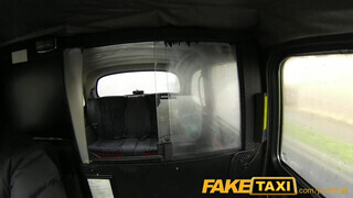 FakeTaxi - Világos Szőke termetes fenekű gádzsi megdöngetve