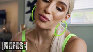 MOFOS - Abella Danger szőrös cuncija megkettyintve