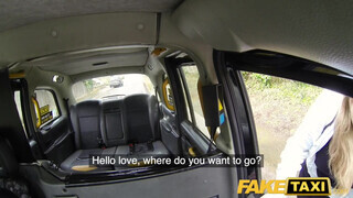 Fake Taxi - Gigantikus cickós zsenge maca a hátsó ülésen