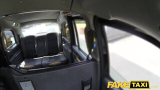 Fake Taxi - Titkárnő milf kinyalja a taxis popóját
