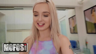 MOFOS - Lexi Lore gondosan popó lyukba tolva